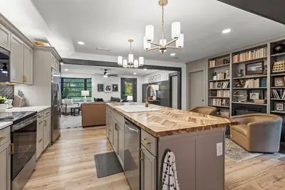 Image de Modern Farmhouse Retreat Near Uf