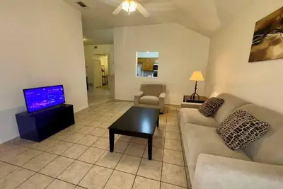 Image de 3 Bdrm Furnished Duplex with Attached Garage - All Utilities Included