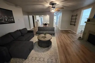 Image de Quiet 2 Bedroom Escape Steps from Downtown Joliet