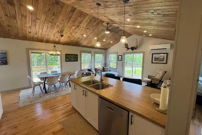 Image de Birch & Bough Cottage - a private cottage surrounded by trees w/Ac in Bellevue.