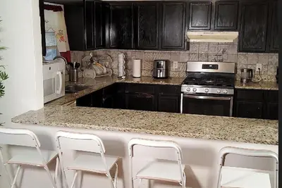 Image de Spacious 4-bedroom apartment 1 king bed, 4 queen  bed in Newark