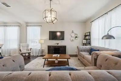 Image de New! Spacious 5br Family Home w/Theater Near Base