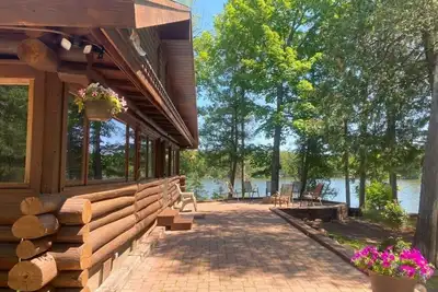 Image de Beautiful Secluded Lake Front Retreat | 100 yr old Log Lodge | Dog-Kid Friendly