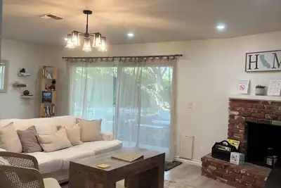 Image de 3-bedroom house in lovely Glendora with cool Ac breeze Fifa & Family Friendly