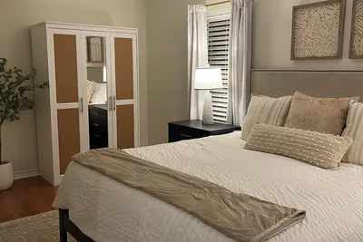 Image de Charming 3-bedroom house in quiet neighborhood, walking distance to lake