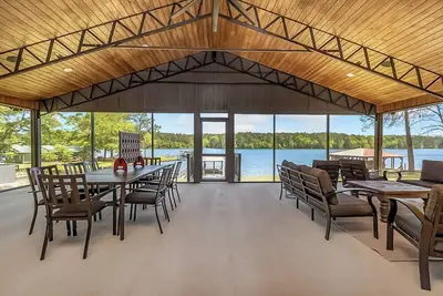 Image de Lakefront Retreat; Huge Screen Porch; Fully Renovated in 2026; Cooking Porch