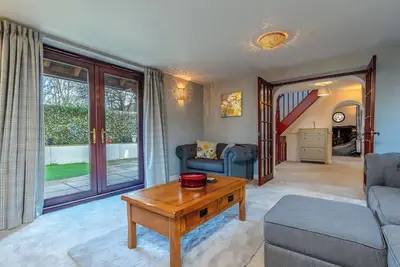Image de Dog friendly home with secure garden and parking
