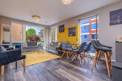 Image de Quiet garden view flat by Portland Square