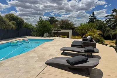 Image de Family Home with Garden Oasis