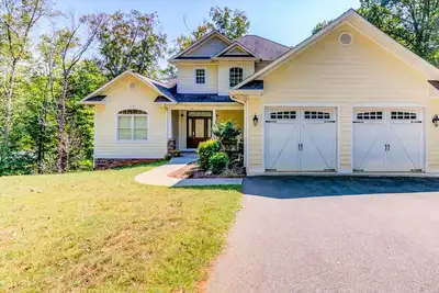 Image de Edelweiss - Lakefront home with view, private dock, pool table, 3 primary suites