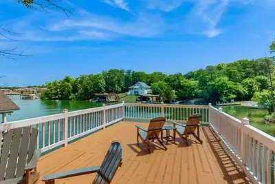 Image de Beechwood Cove - Lakefront home with views, private hot tub/dock, deck, Free Wifi