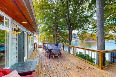 Image de Bears Den at Acorn Dr - Spacious pet friendly Cottage with balcony, dock, and hot tub
