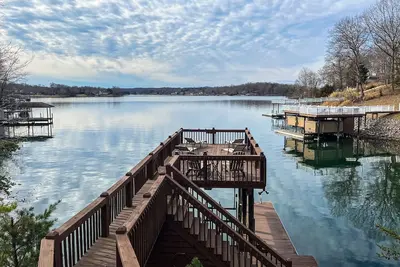 Image de LakeDaze - Dog-friendly, Lakefront, Dock, Hot Tub, Putting Green, Game Room