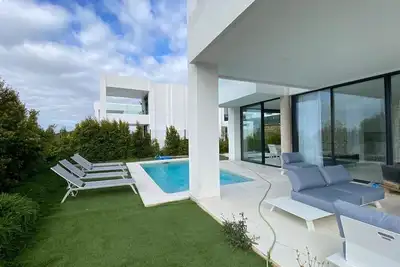 Image de Villa Sotogrande- Sleeps 10 - Pool Access- jacuzzi