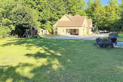 Image de Cozy Family Acton Retreat Backyard fun