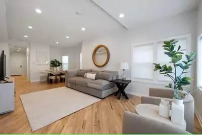 Image de By Wrigley Field +Reserved Parking Space +95 Walkscore + In-Unit Laundry + Patio