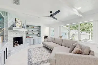 Image de Two-story family-friendly house with fenced yard, patio, Wifi and creek view