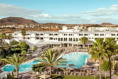 Image de 1 Bedroom Junior Suite with kitchen, Pool and Garden Views, Full Bathroom, 40sq Metres, Balcony, Lar