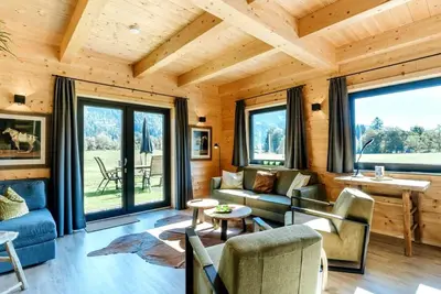 Image de Chalet avec douche solaire et vue panoramique.