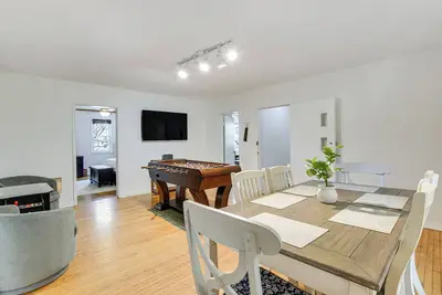 Image de Spacious Chicago Group Home! Walk to Train & Eats