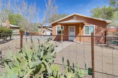 Image de 2 Mi to Old Town Abq! Cozy Desert Retreat