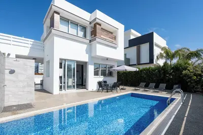 Image de Golden Marine Seaside Villa - 3br Beachfront Villa in Protaras
