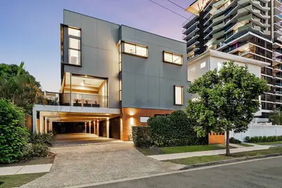 Image de Entire Luxe 3-Level Villa • Chevon Island • Ducted A/C • Fast Wifi • Dble Garage • Near Shops, Dining & Beach
