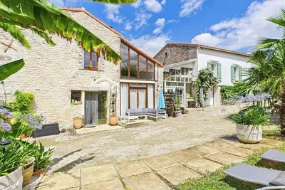 Image de Le Gîte Dorothée situé à Dampierre sur Boutonne. Animaux de compagnie acceptés.
