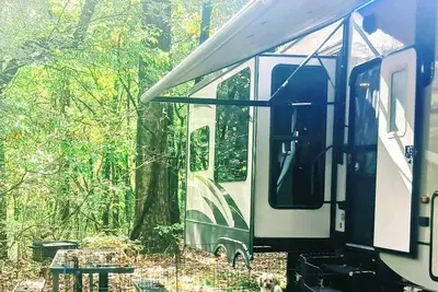 Image de 36 Ft Fifthwheel Rv Camper for rent. 3 slide-outs. Cozy upgraded & Pet friendly.