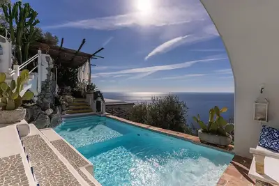 Image de Maison de vacances avec climatisation, bain à remous, piscine, Wifi, Tv, patio, près de Positano