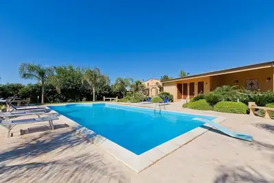 Image de Belle maison de vacances avec piscine privée, climatisation, Wifi, Tv et patio