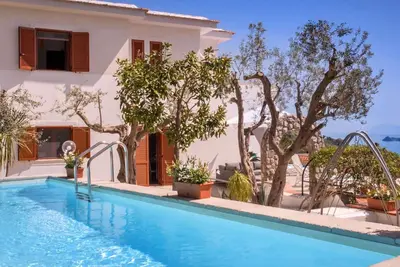 Image de Belle maison de vacances avec piscine privée, bain à remous, Wifi, Tv, patio, près de Sorrente