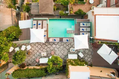 Image de Maison de vacances privée avec bain à remous, Wifi, climatisation, piscine privée, Tv, terrasse