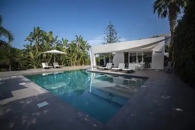 Image de Belle maison de vacances pour 4 personnes avec climatisation, Wifi, piscine privée, Tv et patio