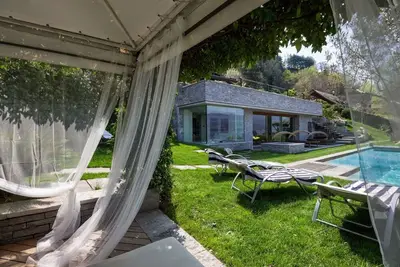 Image de Maison de vacances avec piscine privée, sauna, bain à remous, Wifi, climatisation, Tv, patio