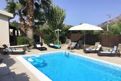 Image de Merveilleuse maison de vacances avec climatisation, Wifi, piscine privée, Tv et patio