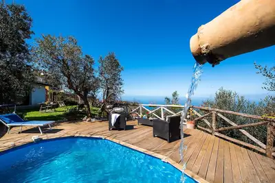 Image de Belle maison de vacances avec bain à remous, Wifi, piscine, Tv et patio, près de Sorrente