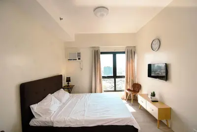 Image de City-View + Spacious Unit | Across Trinoma Mall
