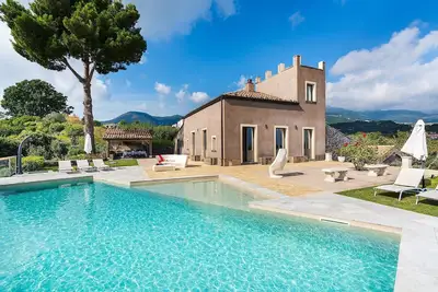 Image de Maison de vacances avec piscine privée, Wifi, bain à remous, climatisation, Tv, vue panoramique
