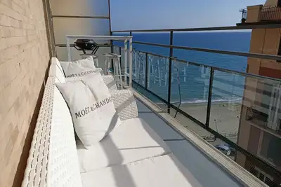 Image de Casa di Noemi - L'appartamento è luminoso ed elegante con balcone fronte mare
