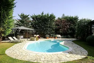Image de Belle maison de vacances pour 7 personnes avec climatisation, piscine privée, Wifi, Tv et balcon