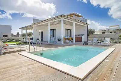 Image de Belle maison de vacances avec piscine privée, Wifi, bain à remous, Tv, patio, vue panoramique