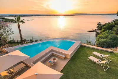 Image de Merveilleuse maison de vacances avec piscine privée, bain à remous, Wifi, climatisation, Tv, patio