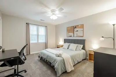 Image de Newly renovated home, across the street from a beautiful state nature park!