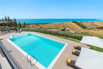 Image de Magnifique maison de vacances avec climatisation, piscine privée, Wifi, Tv et patio