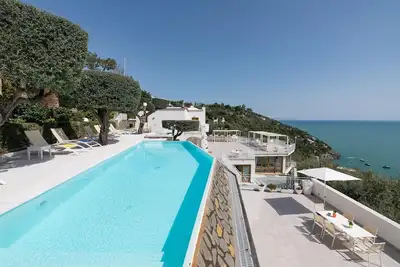 Image de Belle maison de vacances avec bain à remous, piscine, Wifi, Tv, terrasse, près de Sorrente