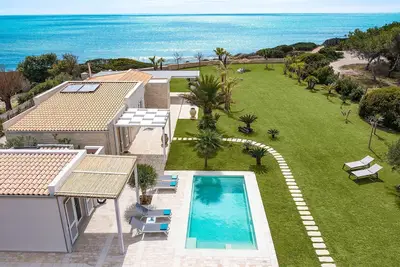 Image de Belle maison de vacances avec piscine privée, Wifi, climatisation, Tv et balcon