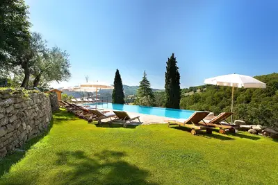 Image de Maison de vacances privée avec Wifi, climatisation, bain à remous, piscine privée, Tv, terrasse