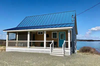 Image de White O’ Morn Cottage - Whimsical, comfy 1 Br 1. 5 bath on Johnson Bay