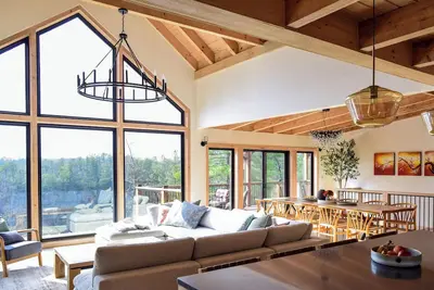 Image de New Luxe Cabin! Blackberry Bluff: Hot Tub, Arcade, Views, Pool Tbl, Sleeps 16